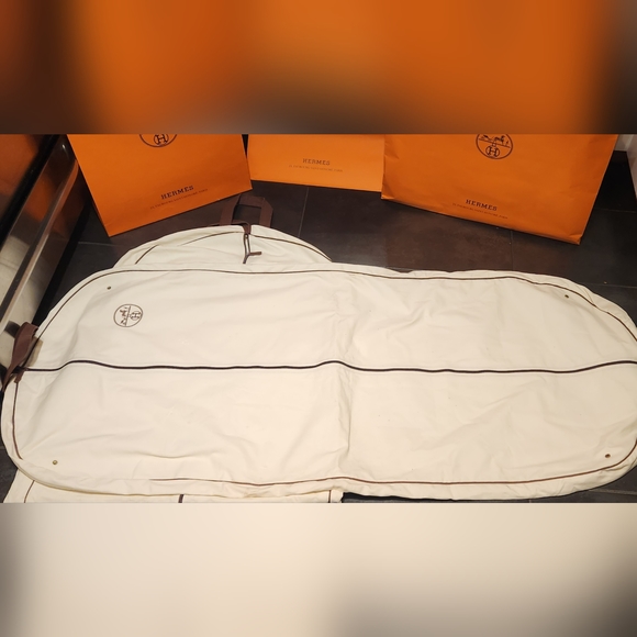 Hermes Huge Wardrobe bags, hangers, Bag ,Jacket ,Dress , Deceased body?? - Picture 1 of 4